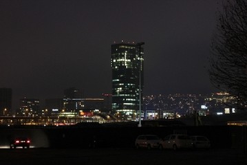 Blick über die PJZ-Baustelle auf den Primetower, Nachtaufnahme.
