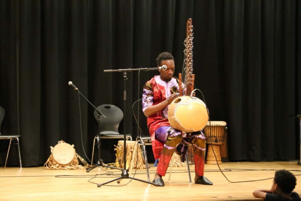 Afrovibes-Festival Sadio Cissokho mit seiner Kora, der afrikanischen Stehharfe.