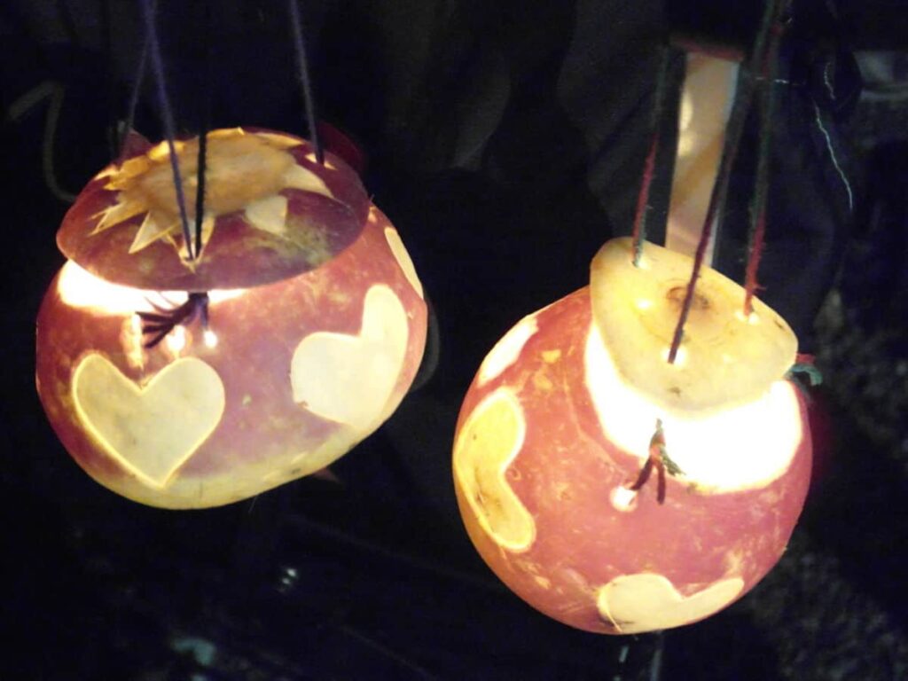 Zwei leuchtende Räbelichtli in der Dunkelheit