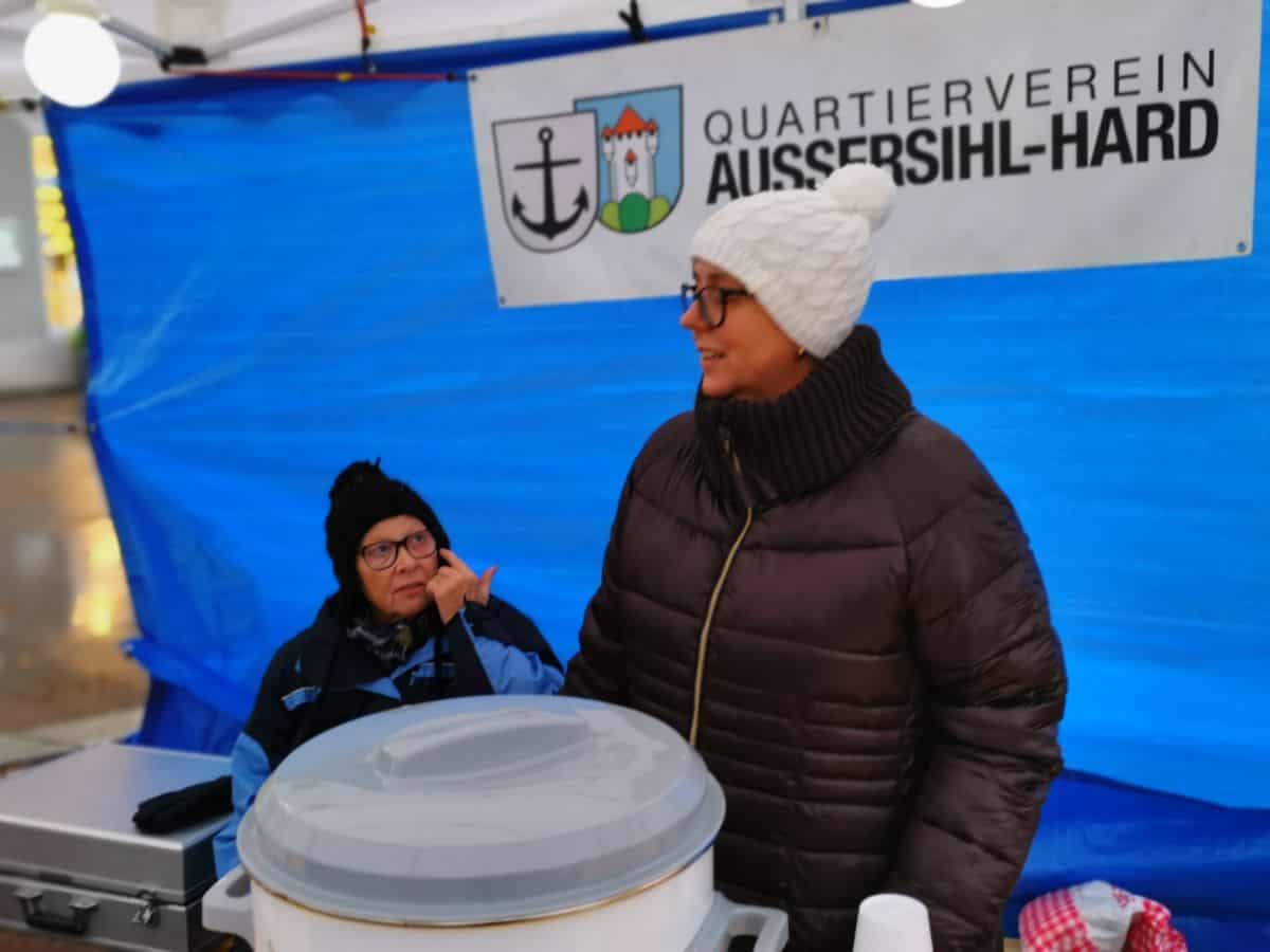 Bild vom Punschstand am Baumschmücken auf dem Bullingerplatz